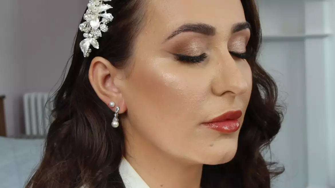 To Glam or Not to Glam: Is Hiring a Makeup Artist Worth It for Your Wedding?